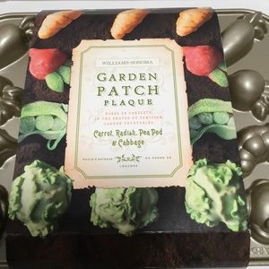 Williams Sonoma Garden Patch cake let pan